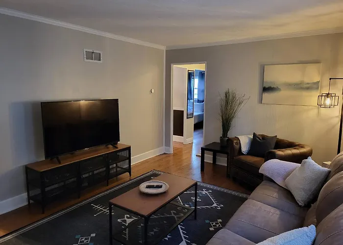 Whole House In Bay View + Fenced-In Yard + Parking