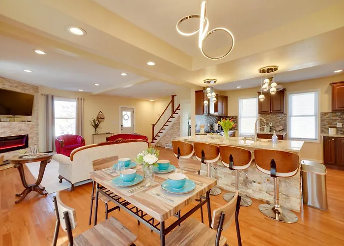 Walk To Kinnickinnic Ave! Newly Updated Abode