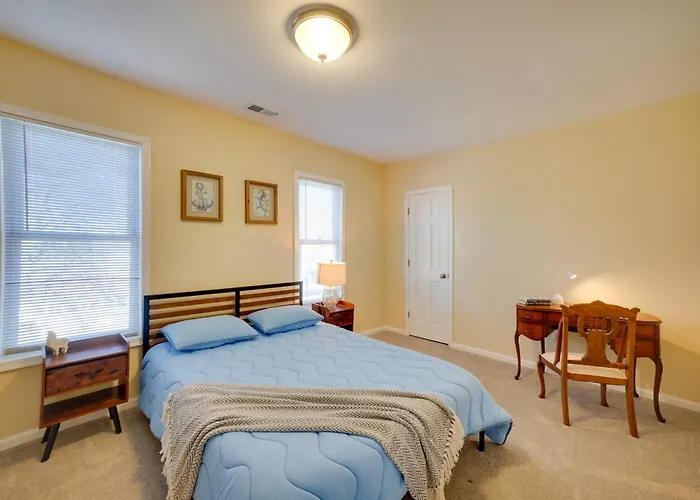 Walk To Kinnickinnic Ave! Newly Updated Abode