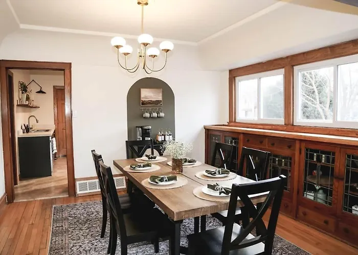 Mins To State Fair & Amfam Field |Sleeps 12|4Br + Parking